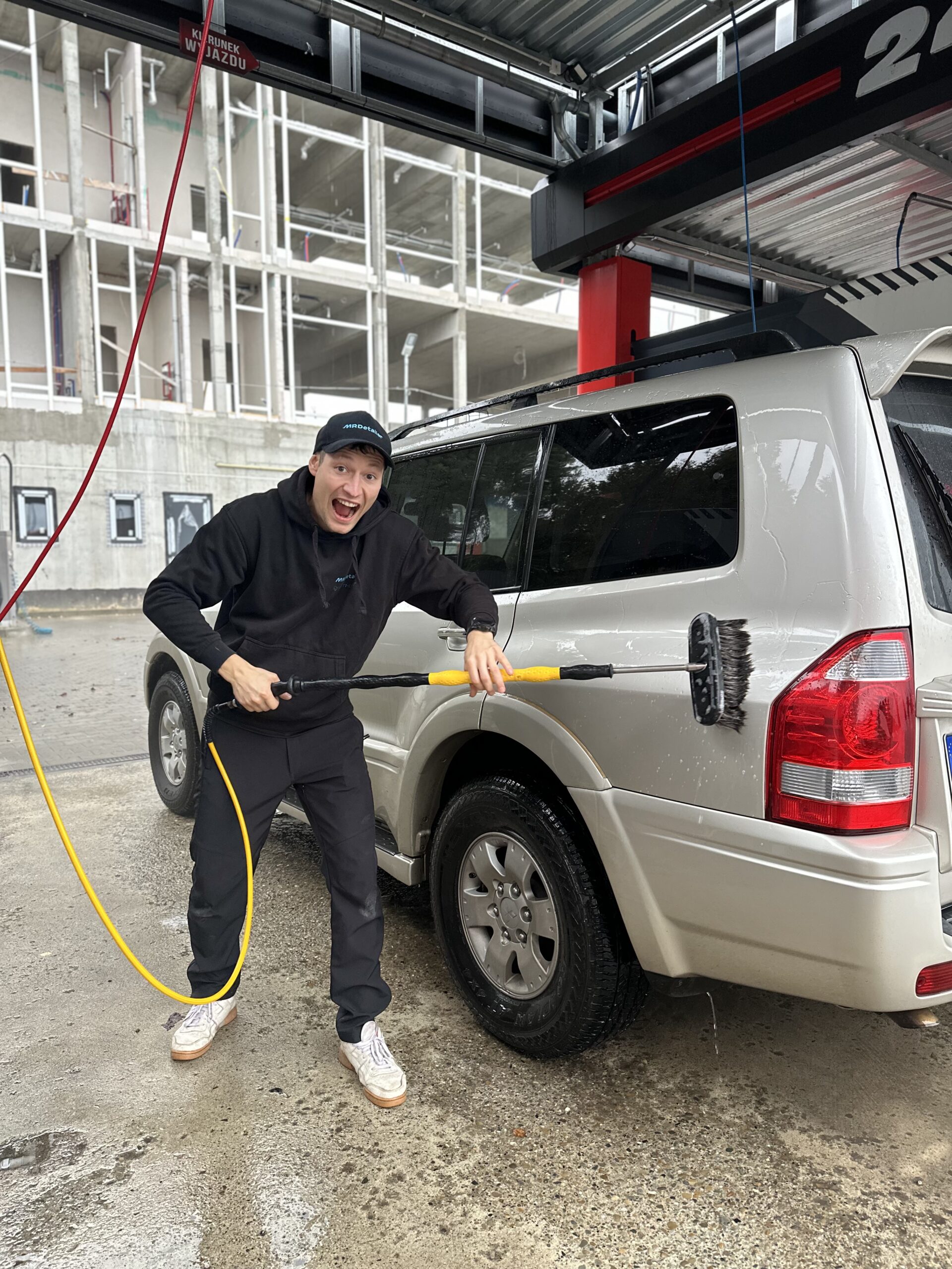 Szczotki na myjniach bezdotykowych – cichy wróg Twojego lakieru — zdjęcie z poradnika MR DETAILER